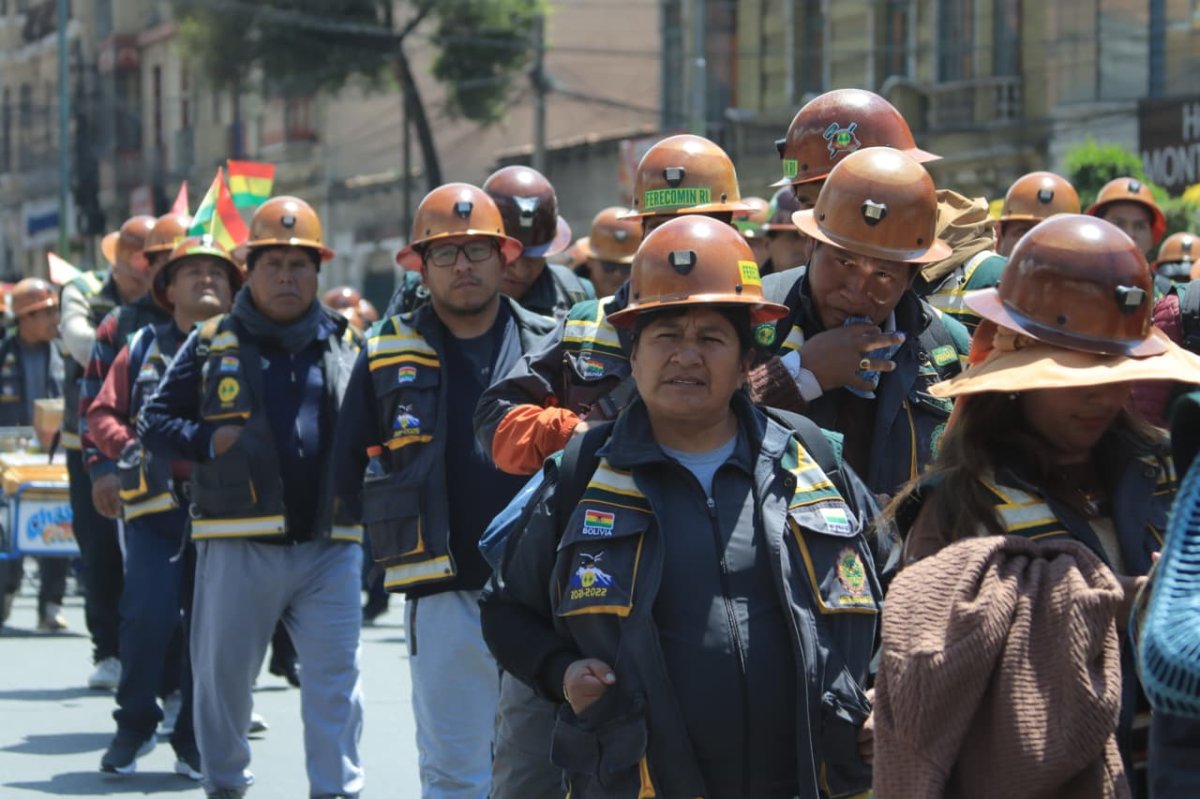 Mineros cooperativistas protestan en La Paz por falta de diésel - La ...