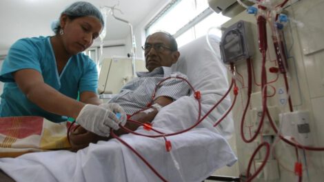Pacientes renales en Santa Cruz exigen recursos ante la justicia