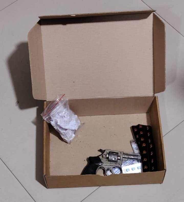 Adolescente investigado por drogas y arma