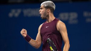 Carlos Alcaraz celebra su victoria en Tokio