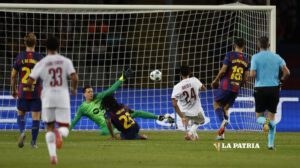 El delantero del PSG Senny Mayulu anota el primer gol del cuadro francés
