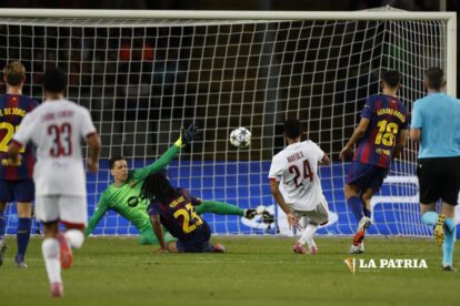 El delantero del PSG Senny Mayulu anota el primer gol del cuadro francés