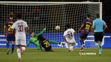 El delantero del PSG Senny Mayulu anota el primer gol del cuadro francés
