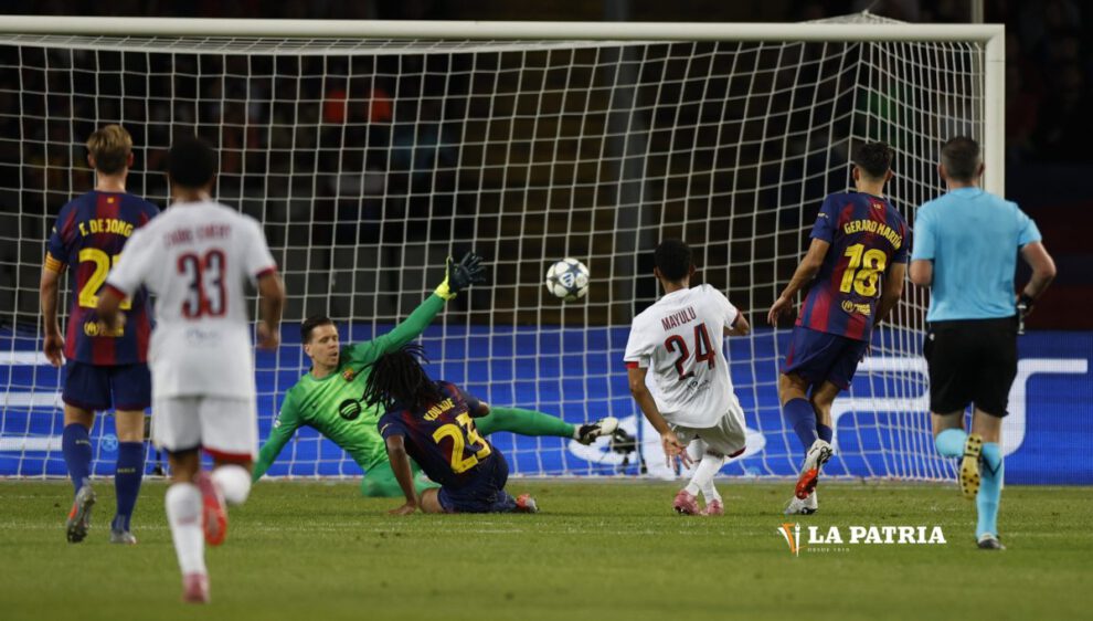 El delantero del PSG Senny Mayulu anota el primer gol del cuadro francés