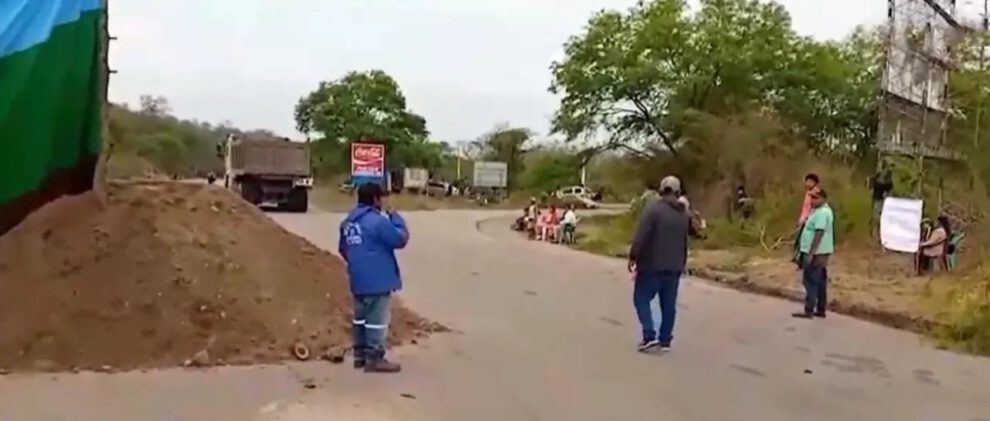 Bloqueo en la carretera a Abapó