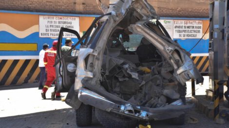 Explosión de vehículo en surtidor de Cochabamba