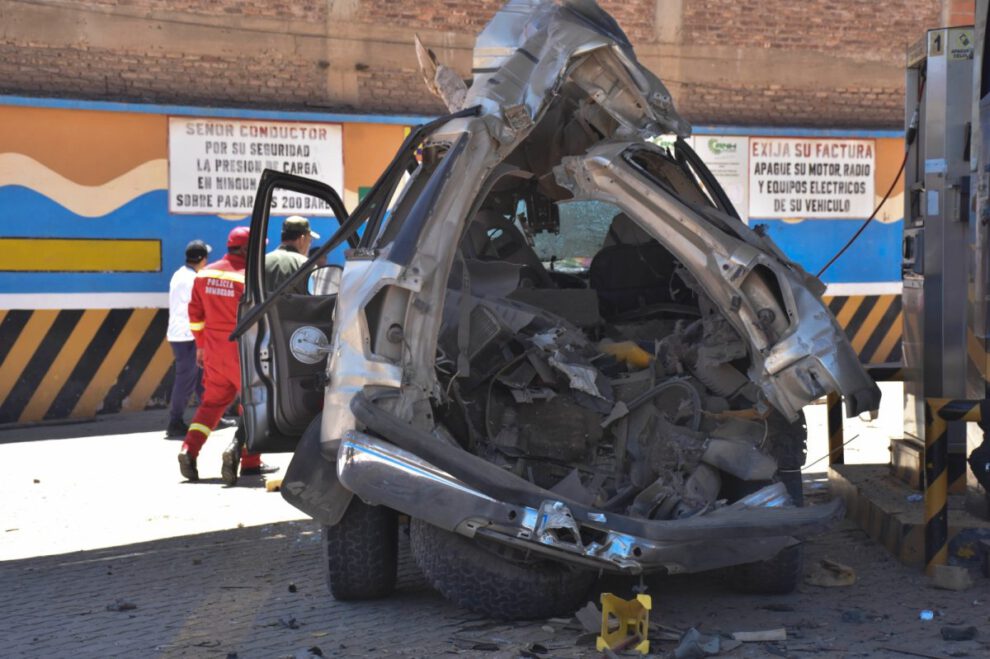Explosión de vehículo en surtidor de Cochabamba