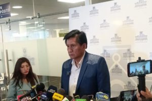 Riesgos de privatización según el senador Félix Ajpi