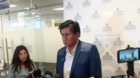 Riesgos de privatización según el senador Félix Ajpi