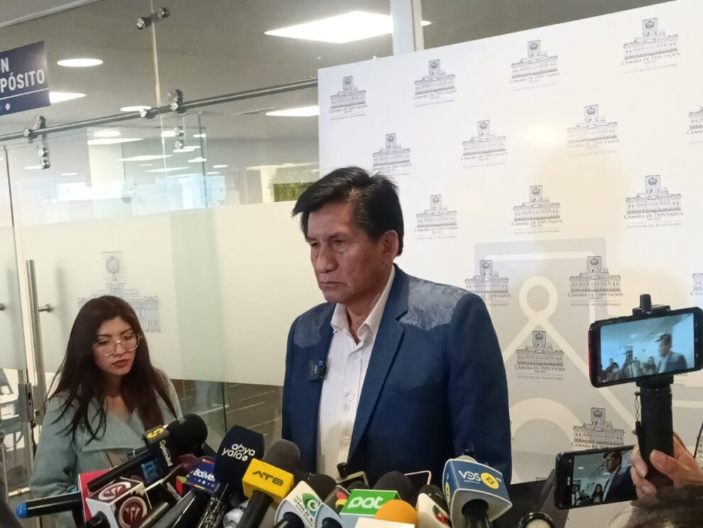 Riesgos de privatización según el senador Félix Ajpi