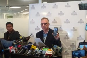 Carlos Alarcón denuncia corrupción en YPFB