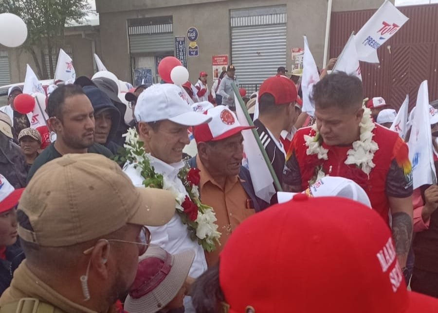 Tuto Quiroga y Juan Pablo Velasco en su campaña en Oruro