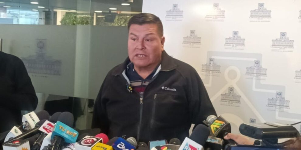 Sesión de Diputados con el Diputado Delfor Burgos