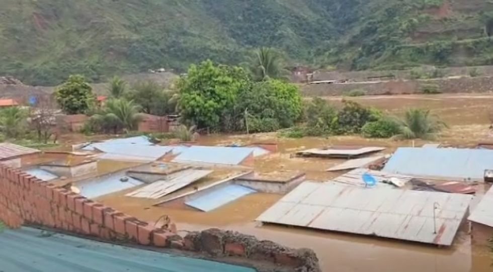 Desbordamiento del río Tipuani afecta a 250 familias