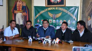 Choferes anuncian medidas de presión ante alza en precios de combustibles