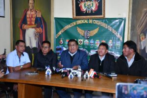 Choferes anuncian medidas de presión ante alza en precios de combustibles