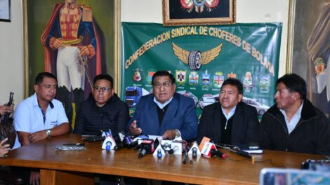 Choferes anuncian medidas de presión ante alza en precios de combustibles