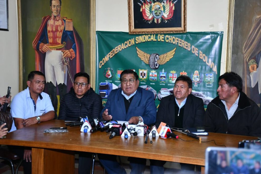 Choferes anuncian medidas de presión ante alza en precios de combustibles