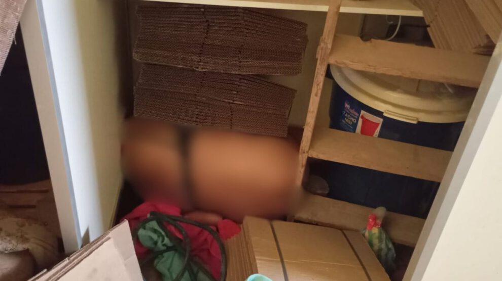 Feminicidio en Oruro: Víctima hallada semidesnuda, oculta en un armazón y cubierta con cartones