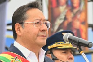 Luis Arce exige a la Fuerza Aérea Boliviana proteger el espacio aéreo y los recursos naturales