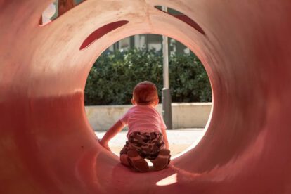 Un niño juega en un parque infantil