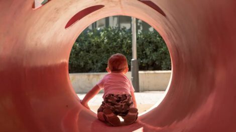 Un niño juega en un parque infantil