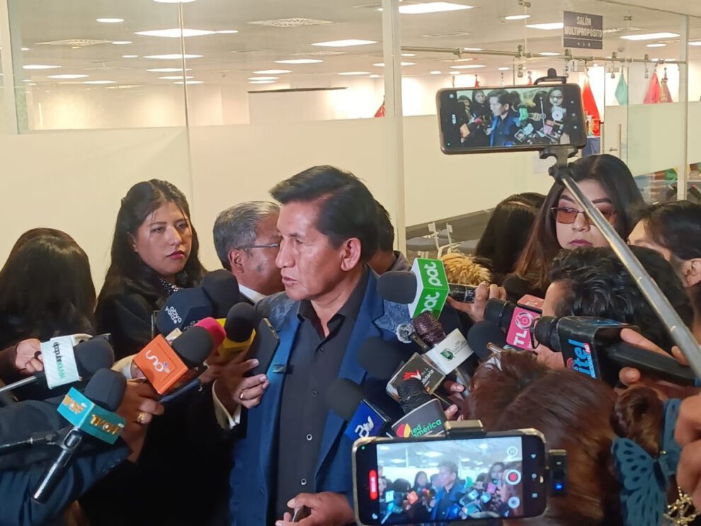 Propuestas económicas engañosas del senador Félix Ajpi