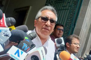 Falta de dólares en Bolivia afecta importación de combustible