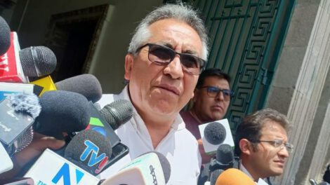 Falta de dólares en Bolivia afecta importación de combustible