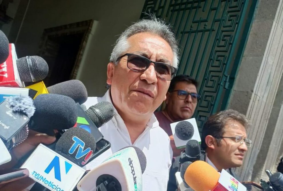 Falta de dólares en Bolivia afecta importación de combustible