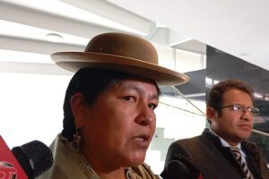 Senadora Simona Quispe pide arraigo para autoridades salientes ante sospechas de corrupción