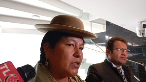 Senadora Simona Quispe pide arraigo para autoridades salientes ante sospechas de corrupción