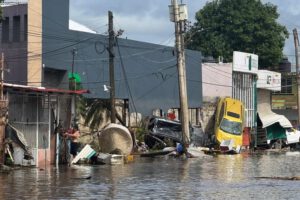 Fotografía que muestra una inundación y los daños causados por fuertes lluvias en Veracruz