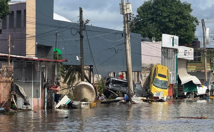 Fotografía que muestra una inundación y los daños causados por fuertes lluvias en Veracruz