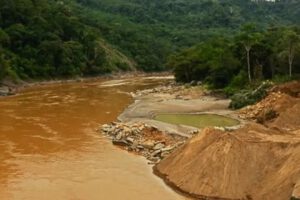 Riada en La Paz causa la muerte de dos mineros chinos