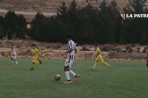 Oruro Royal avanza con el balón dominado