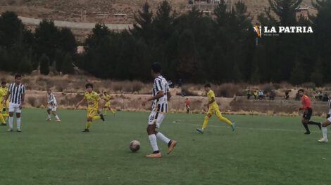 Oruro Royal avanza con el balón dominado