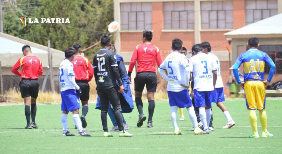 Partido suspendido por insultos a los árbitros