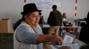 Bolivianos en España votan en la segunda vuelta de elecciones presidenciales