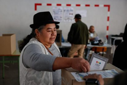 Bolivianos en España votan en la segunda vuelta de elecciones presidenciales