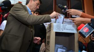 Rodrigo Paz vota en las elecciones presidenciales de Bolivia