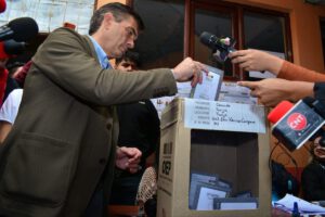 Rodrigo Paz vota en las elecciones presidenciales de Bolivia