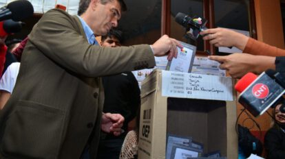 Rodrigo Paz vota en las elecciones presidenciales de Bolivia