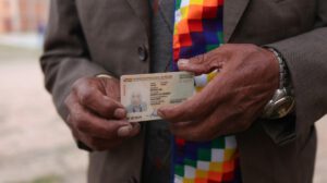 Un hombre sostiene su documento de identificación en un centro votación en las elecciones en Bolivia