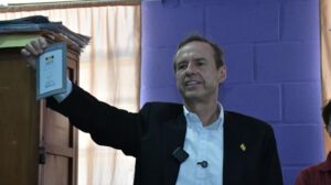 Jorge Tuto Quiroga emitiendo su voto en La Paz