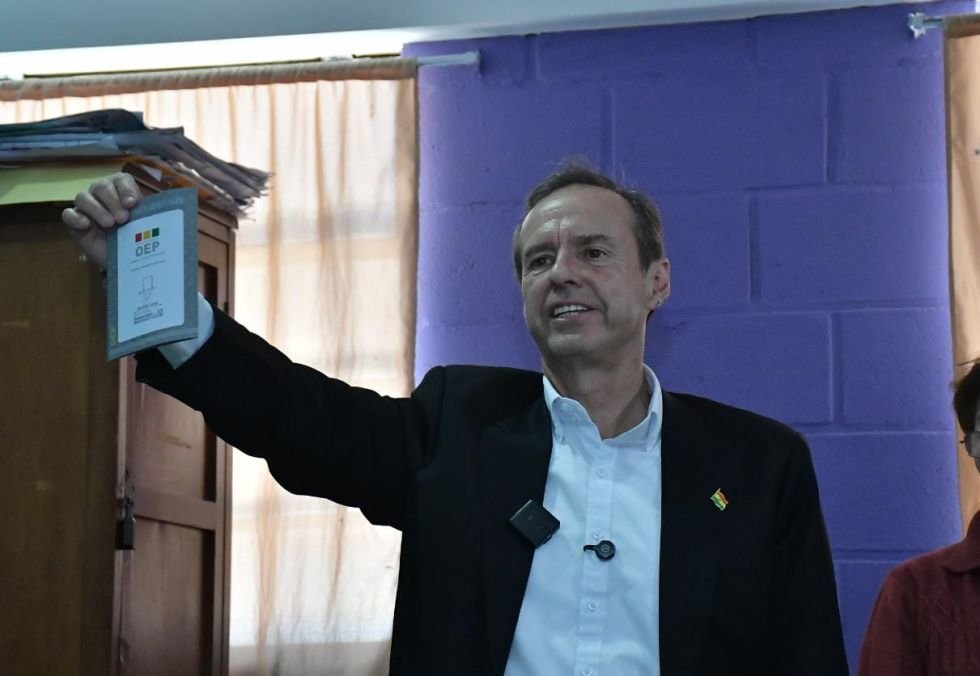 Jorge Tuto Quiroga emitiendo su voto en La Paz