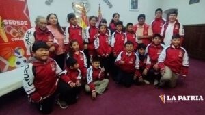 Integrantes de la selección orureña de tenis de mesa