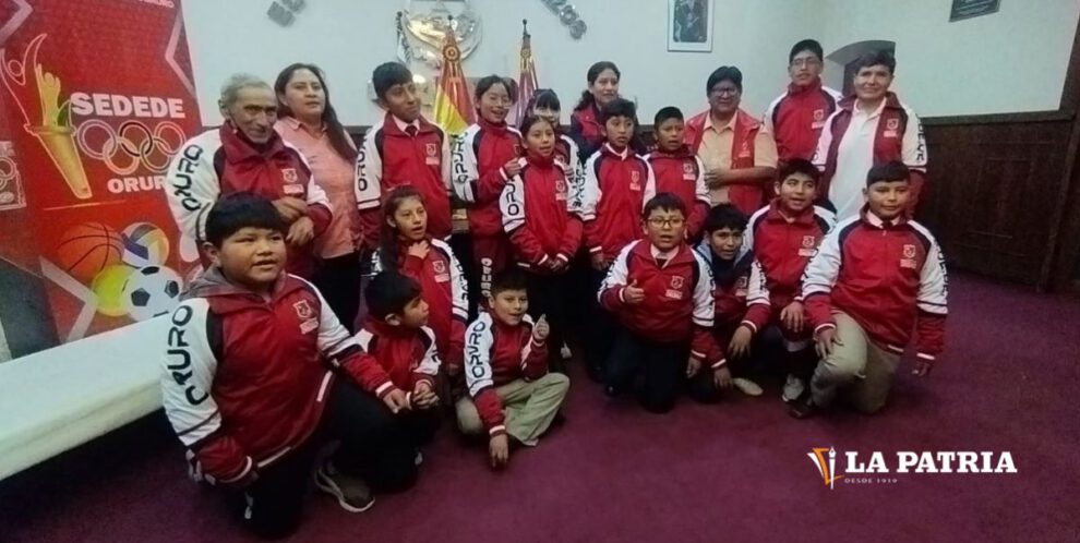 Integrantes de la selección orureña de tenis de mesa