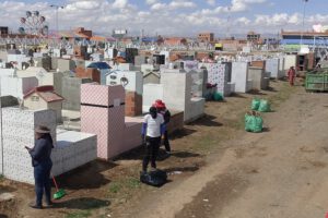 Limpieza en cementerios El Alto
