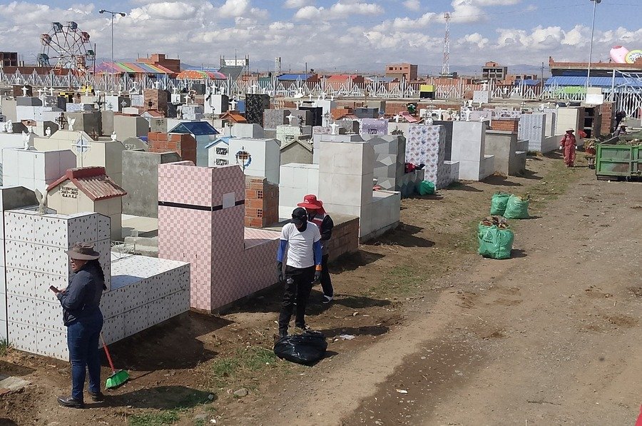 Limpieza en cementerios El Alto